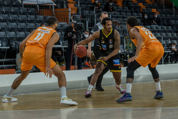 马卡报：尽管有本菲卡、费内巴切等队邀请，但迪亚斯决定留在皇马